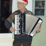 Erling 70år ewrling sjuner och spelar under julmiddagen.